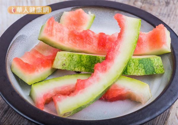 只是吃西瓜,並沒辦法真的達到壯陽效果,西瓜肉和西瓜皮中才含有瓜胺酸。