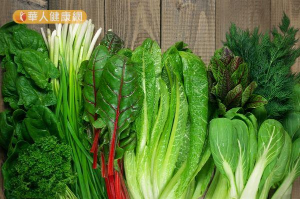 深綠色青菜因光合作用，葉綠素含量較多，寒性相較於橘紅色和白色蔬菜更低。