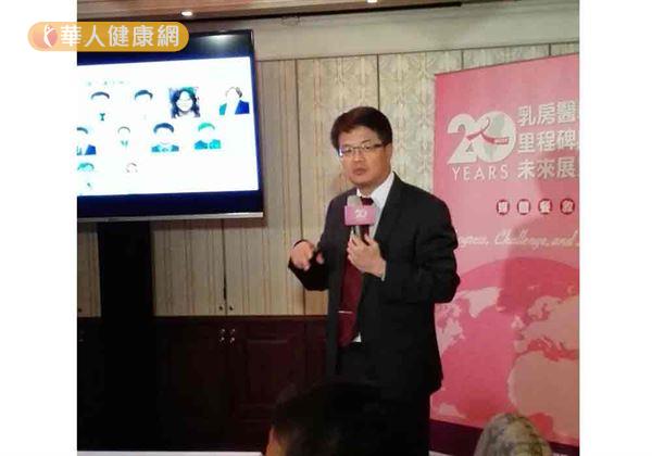 曾令民醫師進一步說明,乳癌的治療已進入量身打造的個人化趨勢。隨著精準治療的發展,早期乳癌早已有治癒的可能。