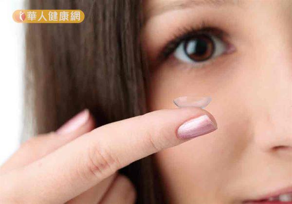 隱形眼鏡族，要選用不含防腐劑的人工淚液，避免眼睛受傷。
