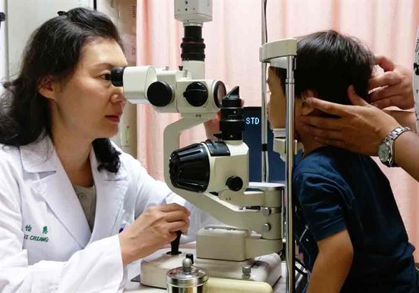 江怡慧醫(右)師強調，對抗乾眼症，預防是關鍵。(圖片／恩主公醫院提供)