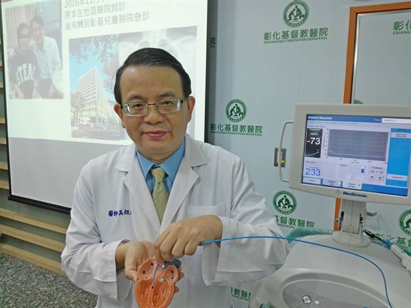 吳焜烺醫師手持心臟模型與冷凍消融心臟導管。（圖片提供／彰化基督教醫院）
