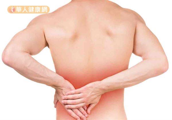 僵直性脊椎炎主要症狀是下背疼痛，常與運動傷害混淆。