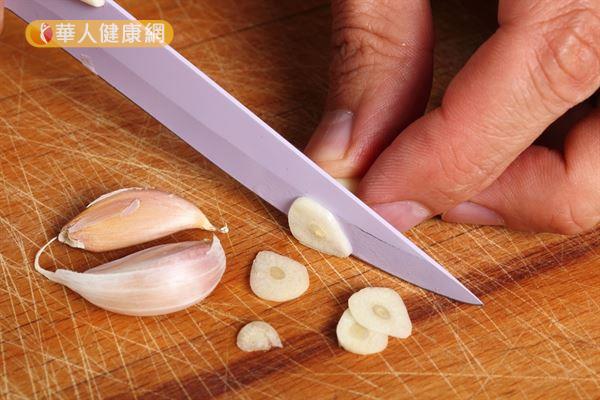 大蒜中的蒜素,不僅可以抗菌殺菌,還可以提升免疫力。