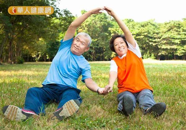 適當的「負重運動」,如散步、快走、騎腳踏車、球類運動、太極拳等;尤其是戶外運動,藉由陽光的照射可以活化維生素D,有助於鈣質的吸收。