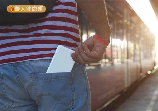 您也有這樣的習慣嗎?許多人為求方便,常會習慣把手機、零錢、錢包等物品,隨手往褲子後側的口袋塞後,就一屁股坐下。