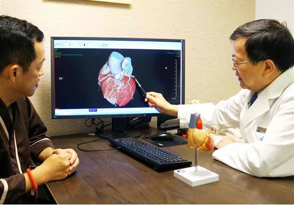 顏清標院長(右)強調，心肌梗塞是可以預防的，特別是在運動結束與飯後觀察。(圖片提供／北投健康管理醫院)