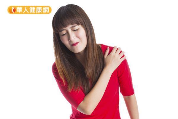肩膀肌腱曾經受傷的人，更不可採取推拿或按摩，以免不當的推壓方式造成肩關節二度傷害或發炎。