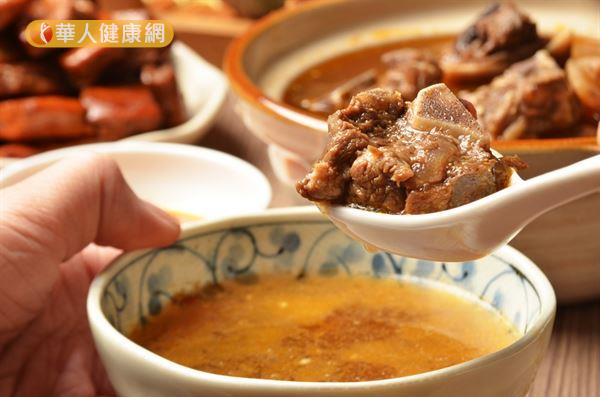 若擔心吃進太多熱量和脂肪,可以選擇帶骨羊肉、羊尾巴、羊筋或羊肝等較低熱量的部位。