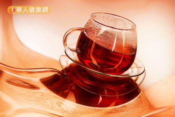 飯後喝茶可以幫助去油解膩,黃慧娟中醫師建議在吃羊肉爐之前,先準備好養生茶飲,飯後飲用。