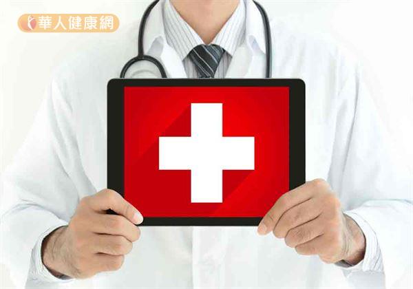黃士鏗醫師指出,CPR要做到位,在執行CPR時,通常壓胸30下後,就要緊接著吹2口氣。若能依照這個比例來對心肌梗塞患者進行送醫前急救,讓血液流入腦部與其他重要器官,都有助於提高其康復率。