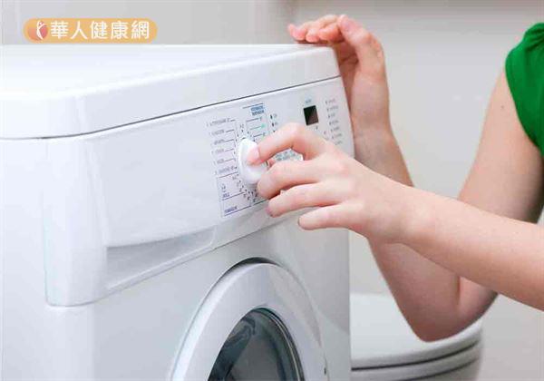 換季時寢具在保存收納或取出使用前,更應先清洗、烘過後再使用。