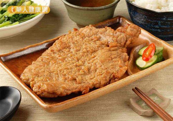 根據食藥署食品營養成分資料庫資料顯示,每100公克的炸排粉鈉含量就有2927毫克。若以每片排骨裹粉約需要3湯匙(45公克)換算,不另外加上調味料,至少就有1300毫克的鈉,相當可觀!