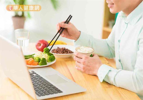每天飲用體重乘以35~40c.c.的白開水,不喝含糖飲料。自然能幫助稀釋血液中過多的鈉離子,減輕腎臟代謝負擔。