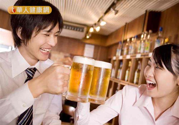 喝啤酒確實利尿,但也會有尿酸過高的問題,也可能導致草酸鈣沈澱。