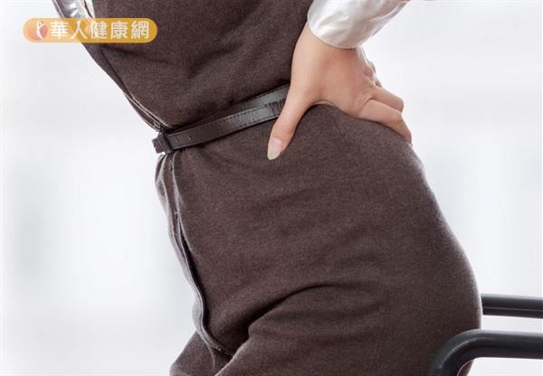 腎結石常無症狀,但發作時除腰痛外,甚至引起併發症,痛到無法站立。