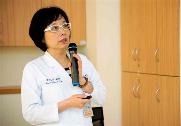 李婉若主任(如圖)強調,乾癬如同慢性疾病,控制病情是治療目標。(圖片提供/雙和醫院)
