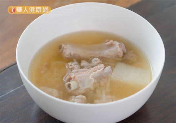 氣虛體質應多吃補氣食物,中醫師推荐蓮子百合芡實排骨湯。(此圖僅為示意)