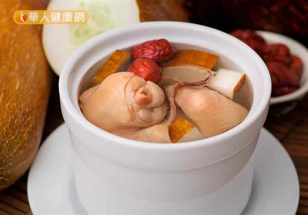 陽虛體質的人,中醫師推荐人參雞湯。(此圖僅為示意)