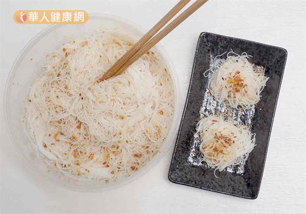 苦茶油拌麵線材料有,麵線1把,生薑絲(可加可不加)、鹽巴少許,苦茶油適量。
