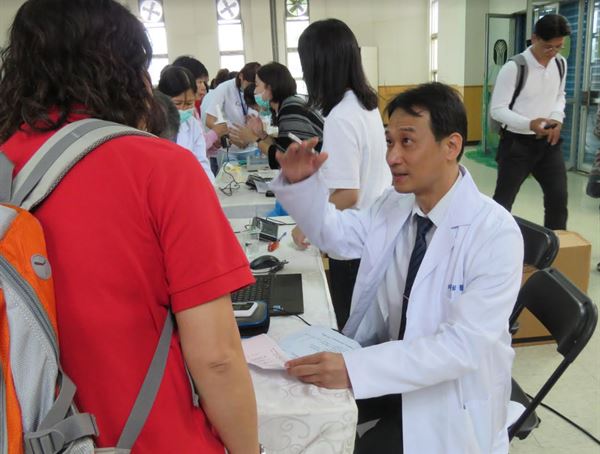 宜蘭羅東博愛醫院內科部偕同弘道老人基金會辦理「肺阻塞衛教篩檢活動」,希望透過互動遊戲,加深民眾對肺阻塞疾病的認識,同時安排免費肺功能篩檢,讓民眾檢視自身的肺部健康。
