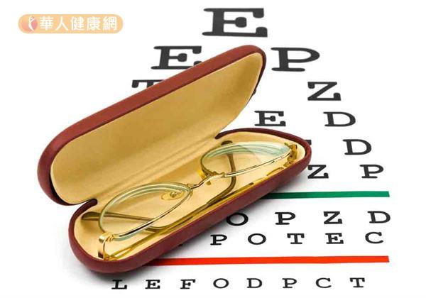 邁入中年，眼睛度數加深，醫師建議，若配鏡建議不要將度數配足，可減輕眼睛老花的壓力。