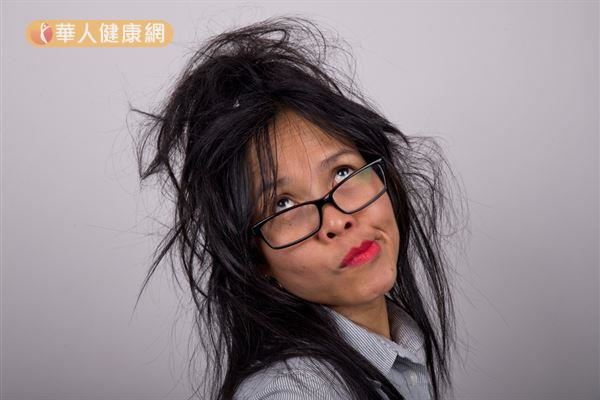 若「翻白眼」的轉動幅度太大,可能會過度拉扯視網膜,恐導致視網膜剝離。