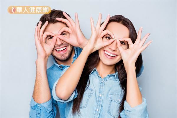 想透過做眼球體操達到放鬆睫狀肌、消除眼睛疲勞的目的,「慢慢地轉動」是絕對不可動搖的大前提。