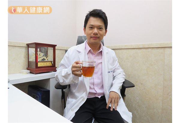周宗翰中醫師早上就會喝茶，原來他認為早餐後喝一杯茶，能幫助身體清腸排毒。