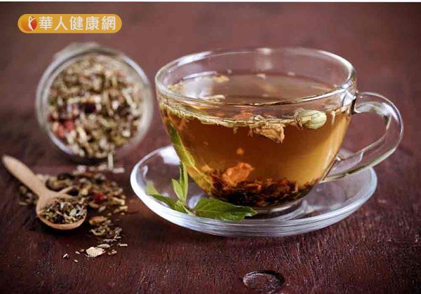 寒冬防高血壓，傳統中醫認為，用菊花調配藥膳茶飲能護心降壓。