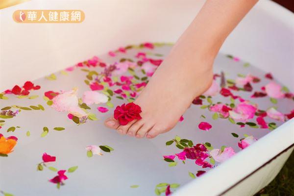 用溫熱的水泡澡或泡腳可以促進血液循環、祛風散寒，另外添加些玫瑰花和中藥材，還能幫助抒壓。