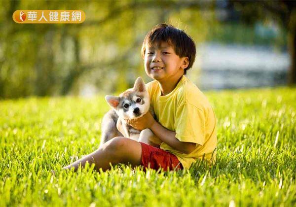 養成每天固定帶寵物去外頭散步的習慣,只要一天散步3~4次,很容易就能達到世界衛生組織建議,每週運動150分鐘的身體活動目標(10分鐘為單位,每週至少進行15次),對人體健康維持益處良多。