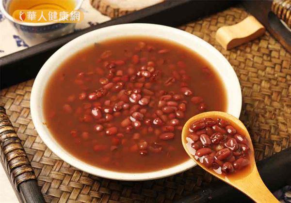 薑汁減糖紅豆湯材料有，紅豆 300公克、黑糖1大匙、薑汁 50 c.c.、鹽1茶匙。