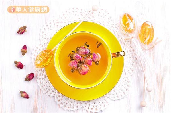 冬天隨身準備一壺「防燥潤膚茶飲」飲用,有助氣血循環和肌膚保濕,進而改善靜電體質。圖僅為茶飲示意。