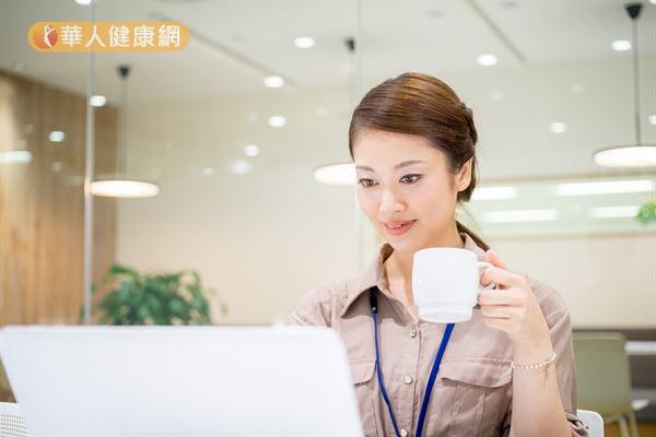 最近上班族興起一股喝杜仲茶的熱潮,認為可以改善便祕和清除體內多餘的體脂肪,有助瘦身和減重。
