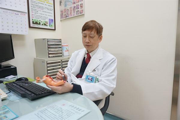 醫師筆指處為女性陰道口的處女膜位置。(圖片/童綜合醫院提供)