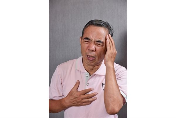 最近天氣變化大,長輩常常會出現咳嗽、有痰、比較嗜睡的症狀,小心可能是肺炎的警訊。