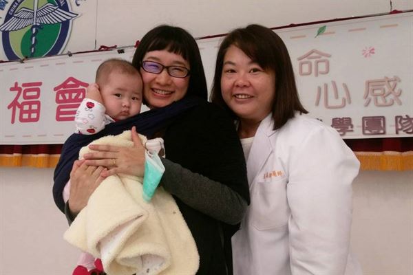 免疫性不孕症患者（左）在王美衡醫師（右）建議下接受量身訂做的調養計畫搭配試管嬰兒療程，終於一圓生子的夢想。（圖片提供／中國附醫）