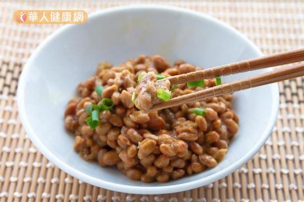 吳汶桀營養師說明,納豆保有了黃豆的營養,除了是良好的蛋白質來源外,經過發酵後產生的成分「納豆激酶」,對人體心血管也有良好的幫助。