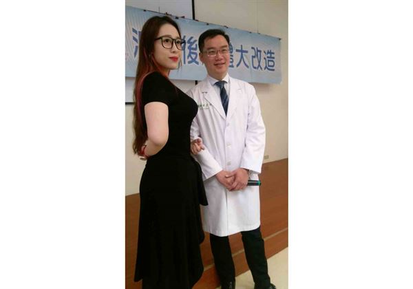 左為現年23歲的患者及小姐,右為陳彥州醫師。(圖片/中國醫藥大學附設醫院國際代謝形體醫學中心提供)