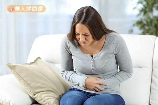 若在飯後1至2小時後出現右上腹悶痛或絞痛的症狀,可能是急性膽囊炎發作。