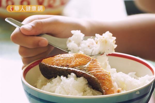 科學證實,魚油可有效降低血脂肪、減緩發炎症狀及預防血栓的形成。