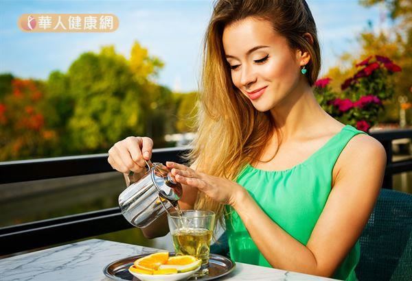 適量飲用紅酒及綠茶,有助扺抗冠心病。