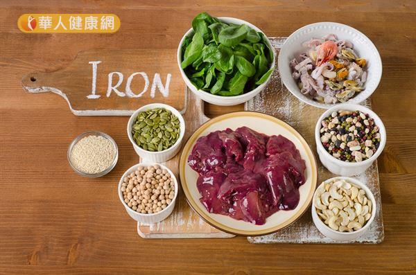 鐵質的食物來源很多，包括紅肉、肝臟、豆製品、全穀類、乾果類及綠色蔬菜。