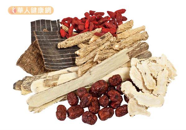 以常理來說,中藥材都會散發出獨特的香味,不會有受潮、霉味或是走油的氣味。因此,民眾若發現中藥材聞起來沒有味道,或是有過度不自然的香味,都可能要懷疑藥材品質有問題。