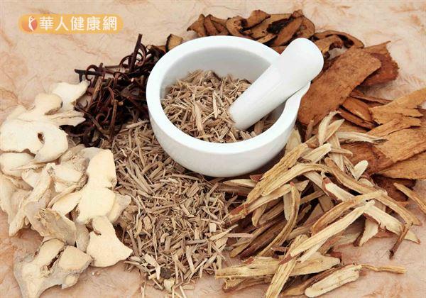 用手觸摸中藥材的質地,新鮮的藥材絕對不會是濕濕黏黏的,摸起來一定是乾燥而且沒有蟲蛀。