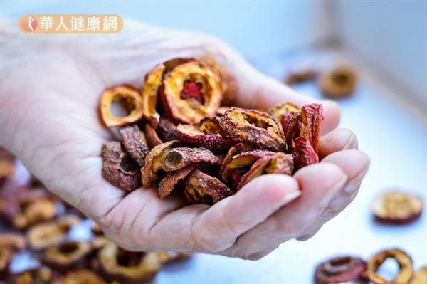 通常發生在平常腸胃消化功能比較差或者身體比較虛弱的人,建議可以使用山楂、陳皮和生薑泡茶飲用,有助改善消化不良。