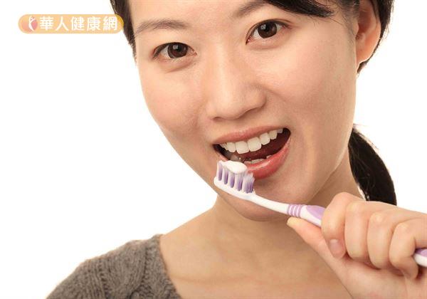 222潔牙法則為,每天至少刷牙2次,每次以體積2平方公分的含氟化物牙膏刷牙,每次刷牙至少維持2分鐘。