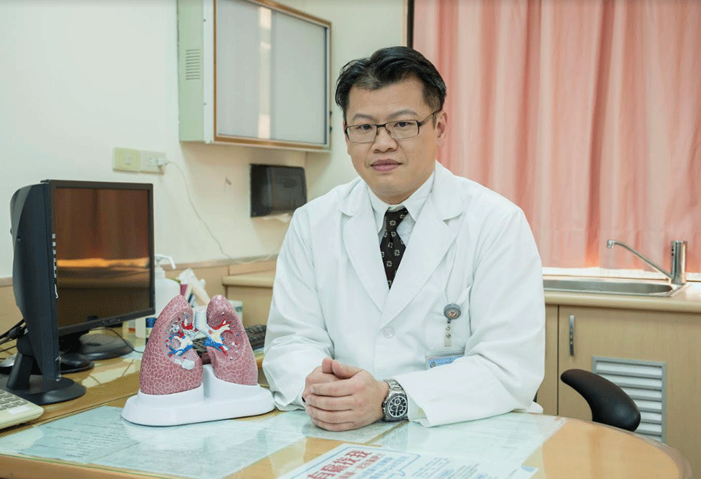 高雄醫學大學附設中和紀念醫院胸腔內科主任洪仁宇副教授表示,肺癌患者有必要透過基因鑑定來了解是否適合服用標靶藥治療的原因。(攝影/江旻駿)