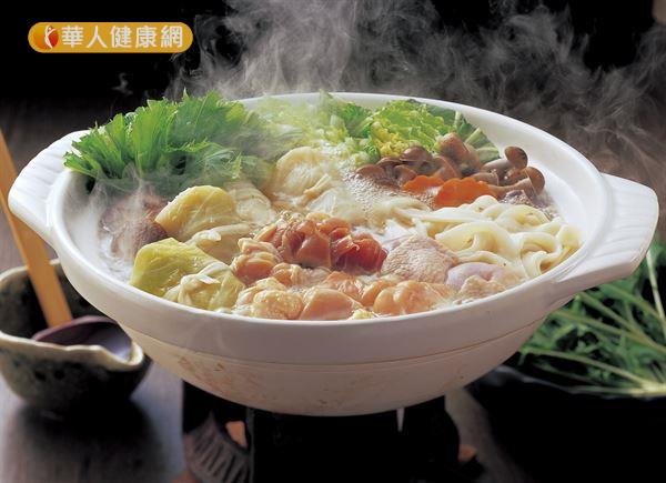 除了湯底,火鍋料當中的香菇、蛤蜊、花枝、蝦子及豬肉、雞肉等也都屬於高普林食物,痛風患者需適量食用。